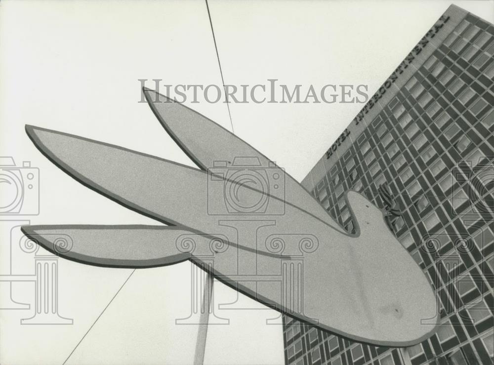 Press Photo Hotel Intercontinental with giant Dove - Historic Images