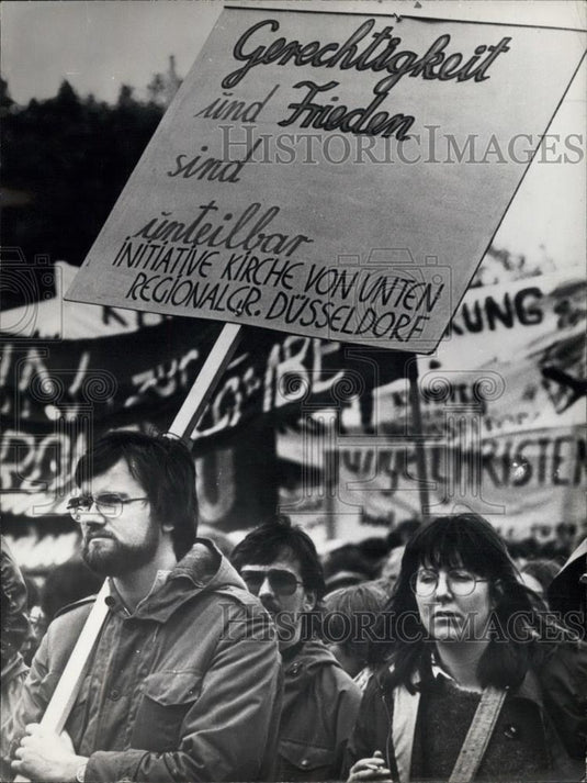 1981 Press Photo Caption In Foreign Language - Historic Images