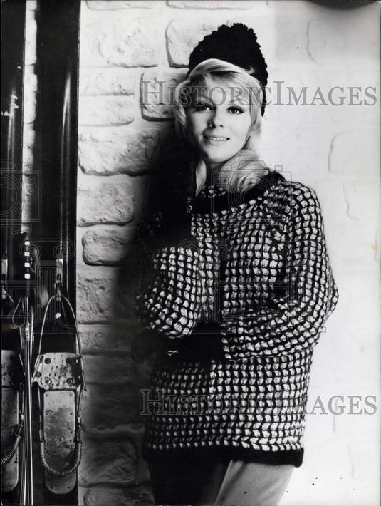 Press Photo "Snow Coiffure" from Luc Traineau - Historic Images