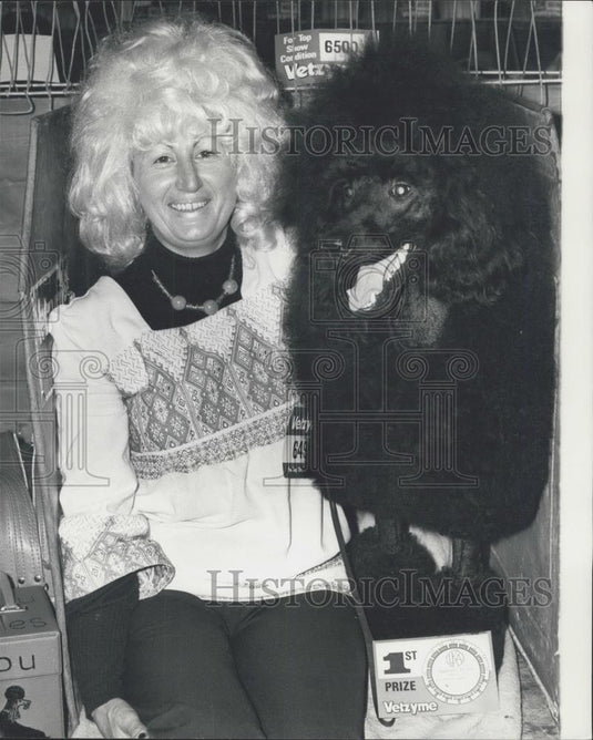 1975 Press Photo Pat Ashwell, poses with her standard poodle "King", - Historic Images