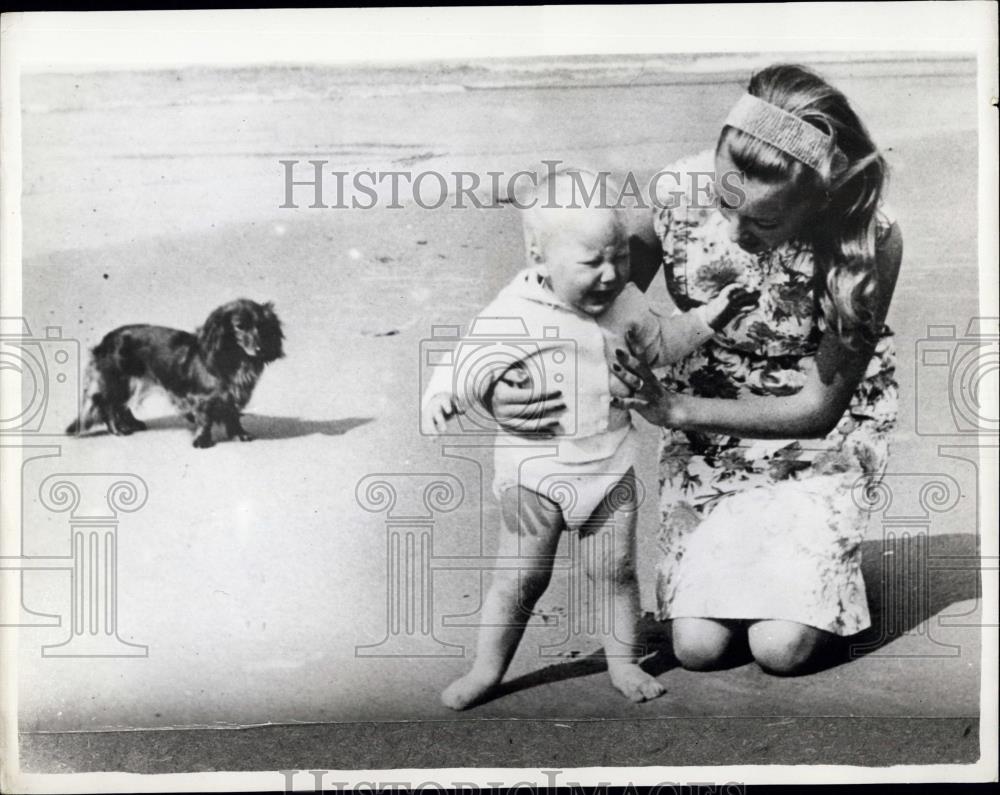 1961 Press Photo Princess Paola And Her Son Prince Philippe at the beach - Historic Images