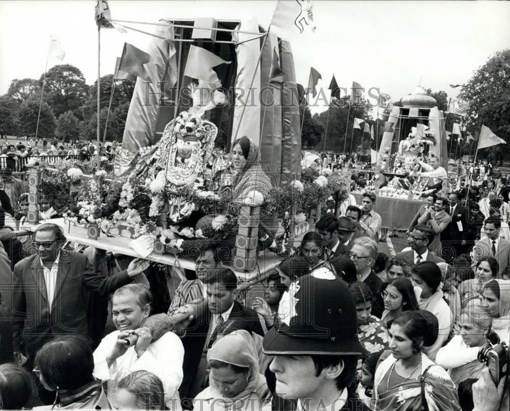 1974 Press Photo Hindus Procession to Tragfalgar Square for Annual Rathayatra - Historic Images