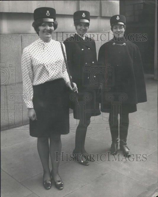 1970 Press Photo W/PC's Jenny Hines, Carol Ofertell,Dorothy Turner, & uniforms - Historic Images