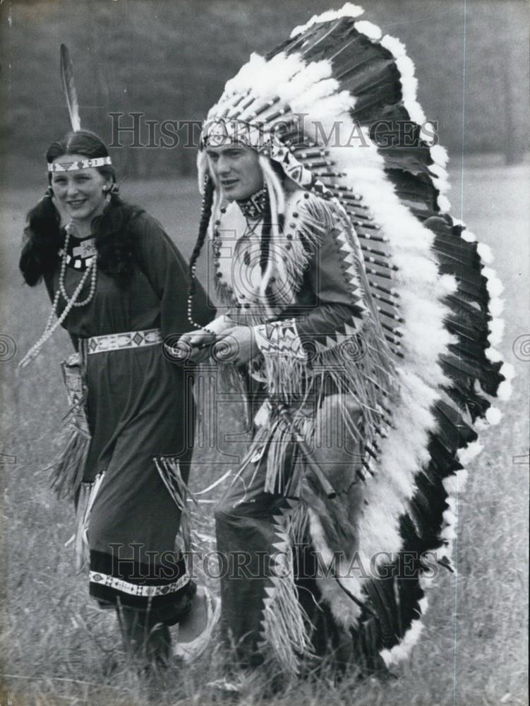 Press Photo Couple dressed as Native Americans - Historic Images