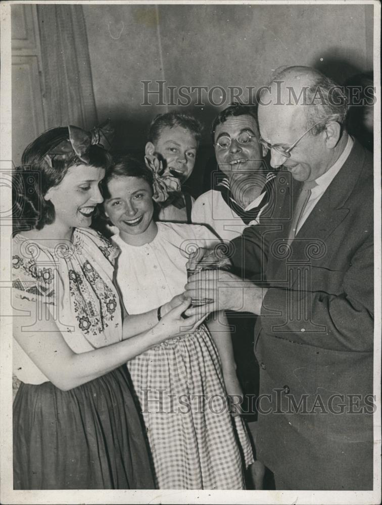 Press Photo Woman Opening Gift - Historic Images