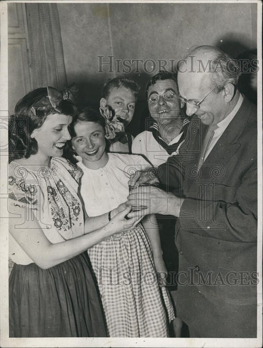 Press Photo Woman Opening Gift - Historic Images