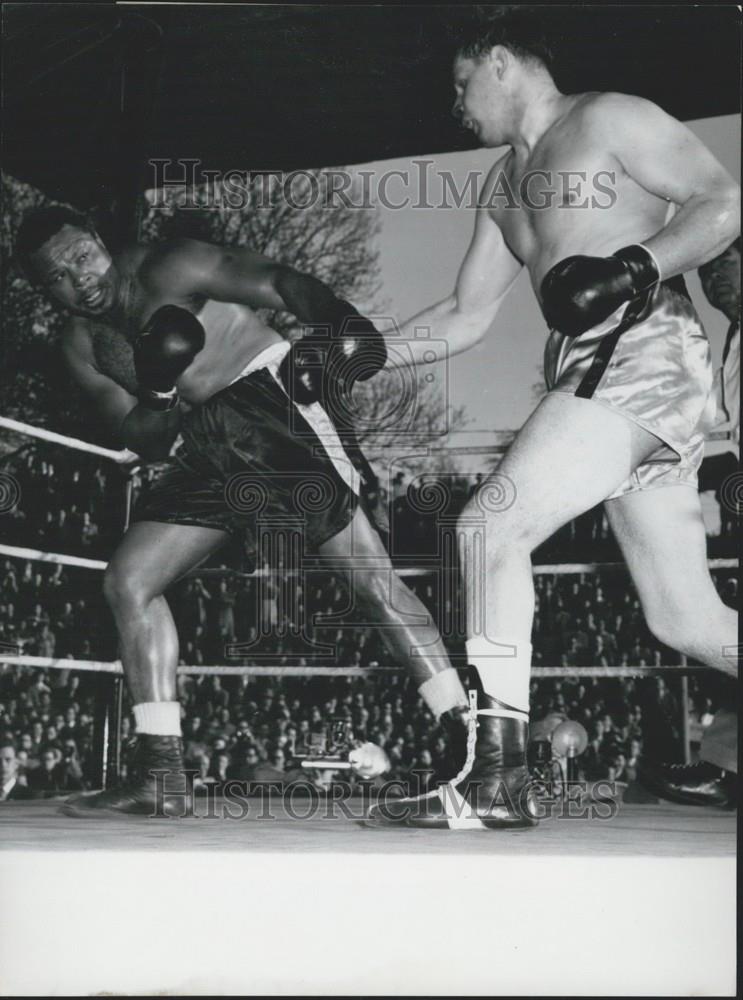 1957 Press Photo Archie Moore and Hans Kalbfell in a match in Essen. - Historic Images