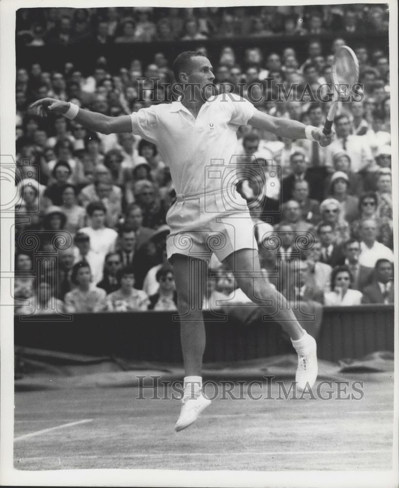 1960 Press Photo Men&#39; s Singles final at Wimbledon Neil Fraser in Play - Historic Images