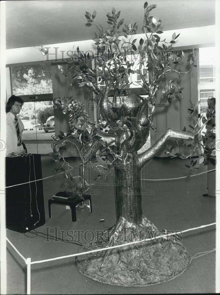 1975 Press Photo Metallic Arbor Sculpture by Jacques Monestier France - Historic Images