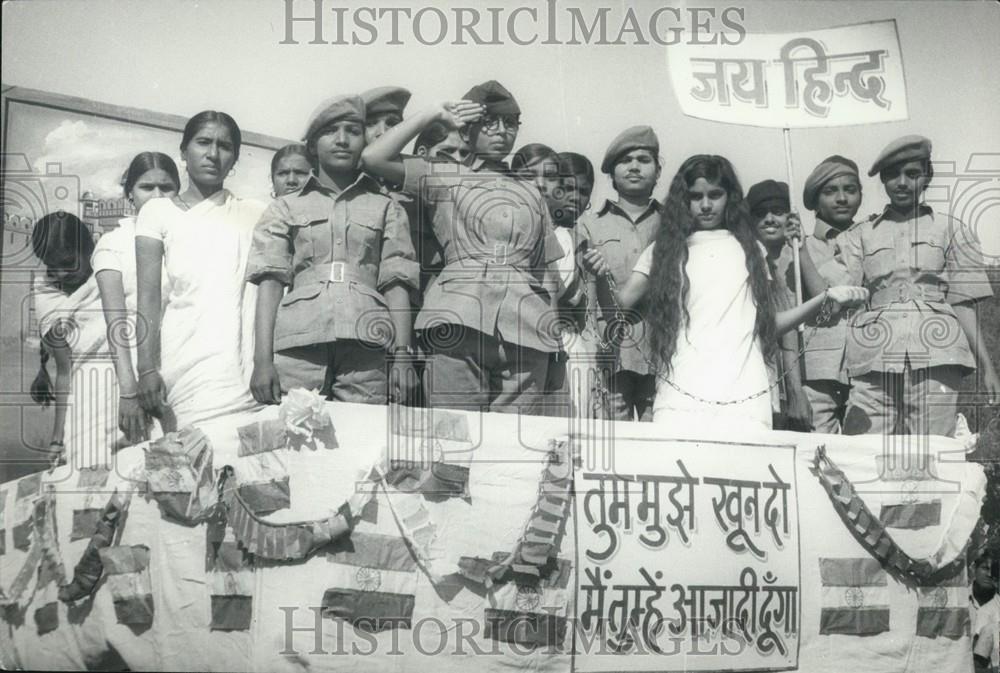 Press Photo Vidarbha Schoolchildren On Float For Victory March Parade - Historic Images