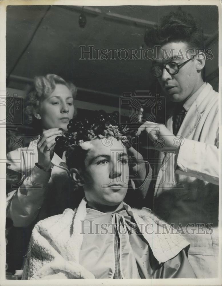 1953 Press Photo Bob Shaw gets a hair style - Historic Images