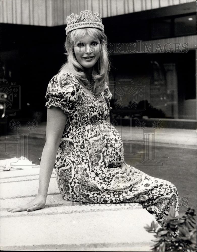 1971 Press Photo Lynne Warnett, Mother To Be Of The Year Beauty Contest - Historic Images