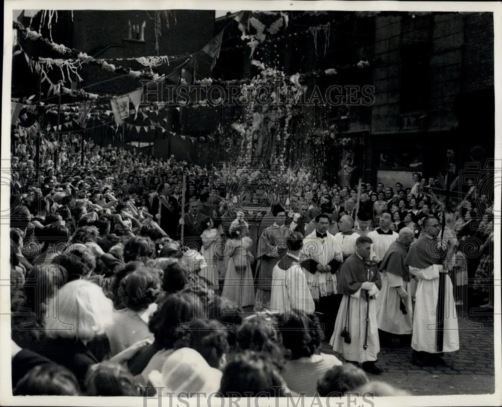 1953 Press Photo Annual Catholic Procession Clerkenwell St. Peter&#39;s Church - Historic Images