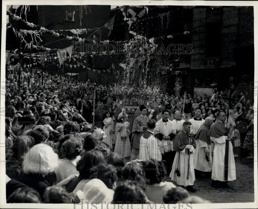1953 Press Photo Annual Catholic Procession Clerkenwell St. Peter's Church - Historic Images