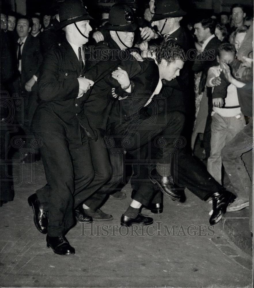 1958 Press Photo "Colour" riots in Notting Hill Gate. A demonstrator istaken off - Historic Images