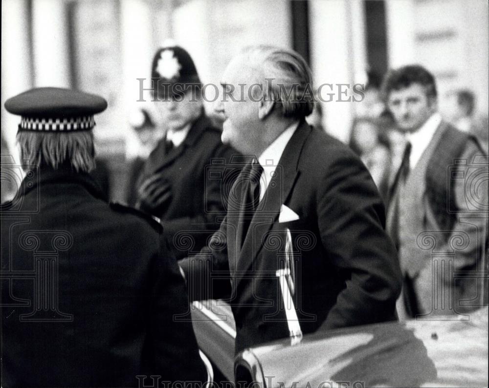 1980 Press Photo Home Secretary Mr. Whitelaw outside Iran Embassy in London - Historic Images