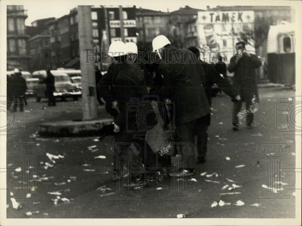 Press Photo Demonstration against Sixth Fleet visit in Instanbul - Historic Images