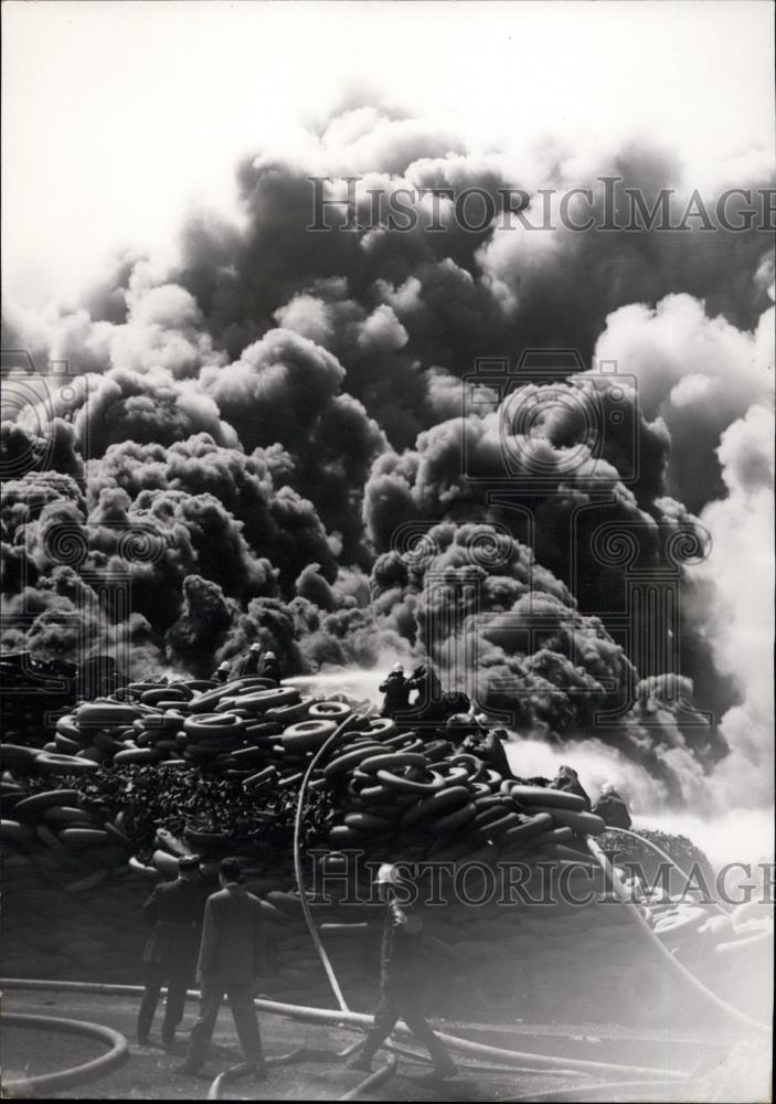 1953 Press Photo Paris suburbs,old tires destroyed by fire - Historic Images