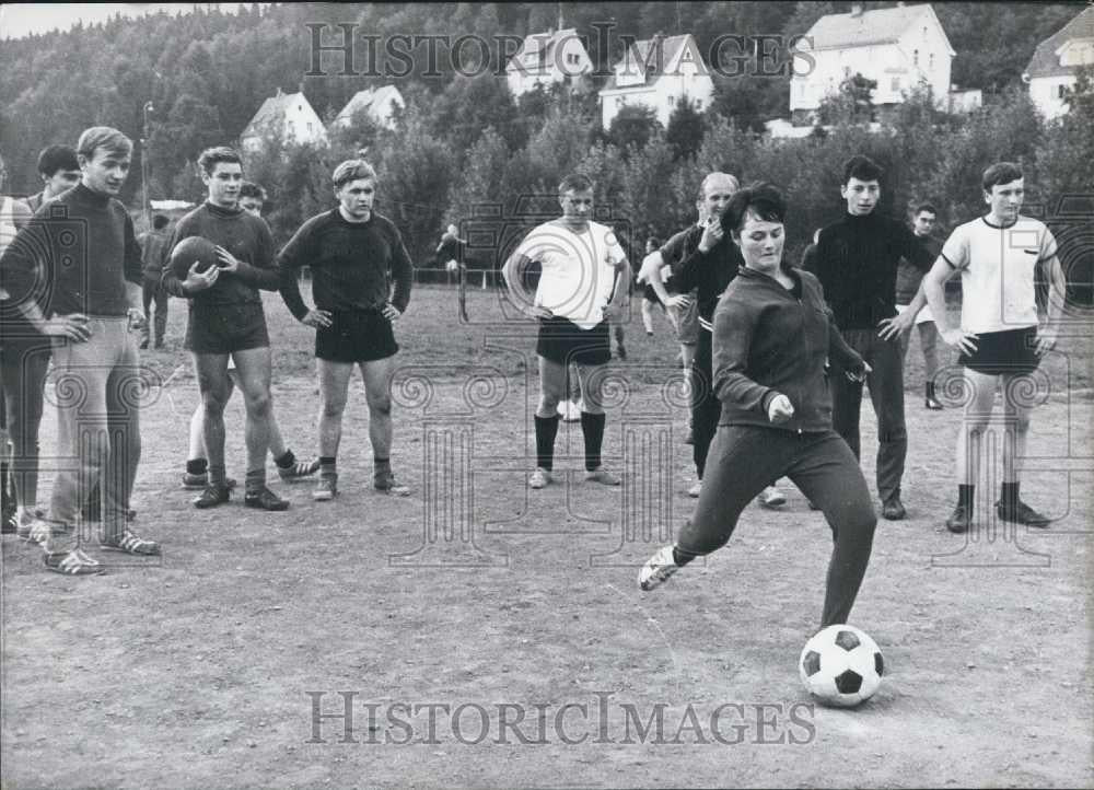 1967 Press Photo Anita Kuenzel Trains FSV Naila Soccer Team. - Historic Images
