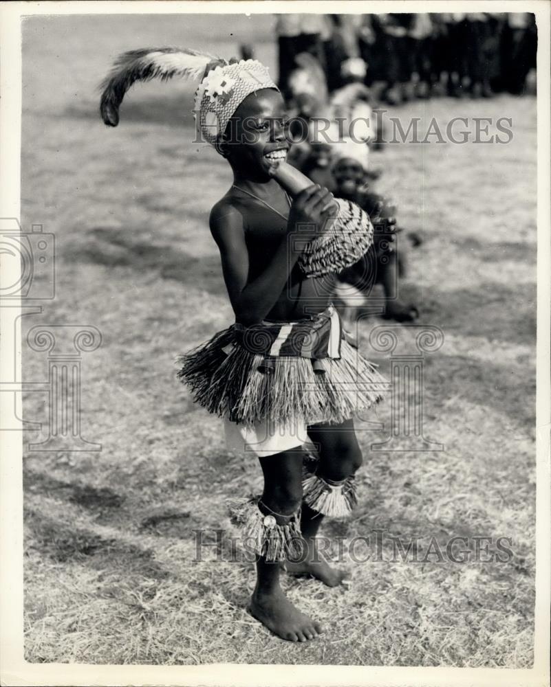 1956 Press Photo The Royal Nigerian Tour.. Young Dancer At Enugu. - Historic Images