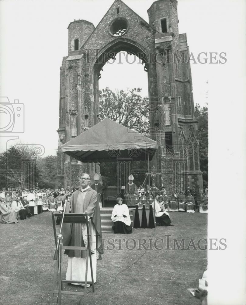 1980 Press Photo Archbishop lead pilgrims at Walsingham - Historic Images