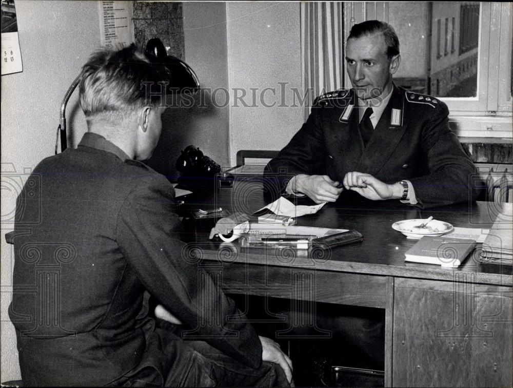 Press Photo The company-commander and soldier - Historic Images