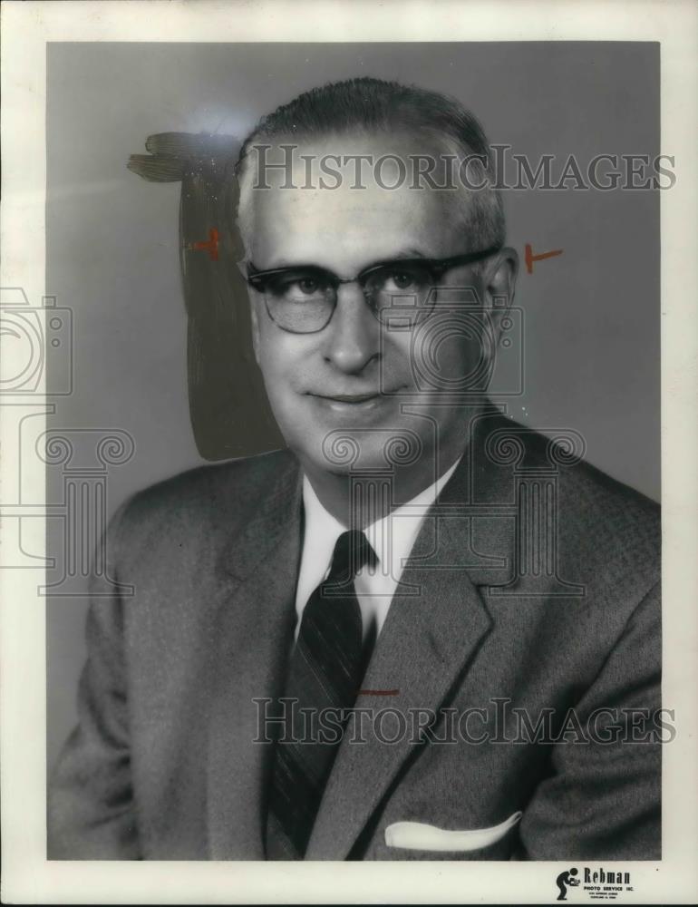 1958 Press Photo David W. Hill, training director of East Ohio Gas Co. - Historic Images