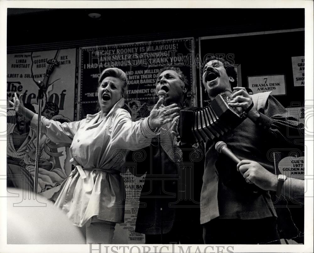 1981 Press Photo Cast and friends of the Broadway Show &quot;Gemini&quot; - Historic Images