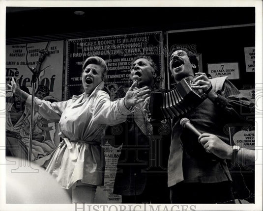 1981 Press Photo Cast and friends of the Broadway Show "Gemini" - Historic Images
