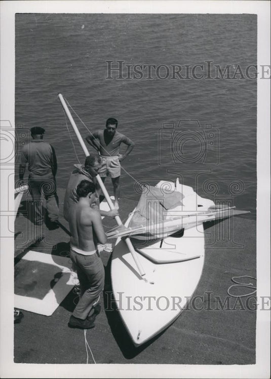 Press Photo para sailing board being set up - Historic Images
