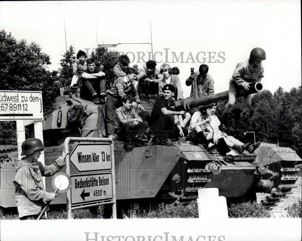 1964 Press Photo Children and - Historic Images