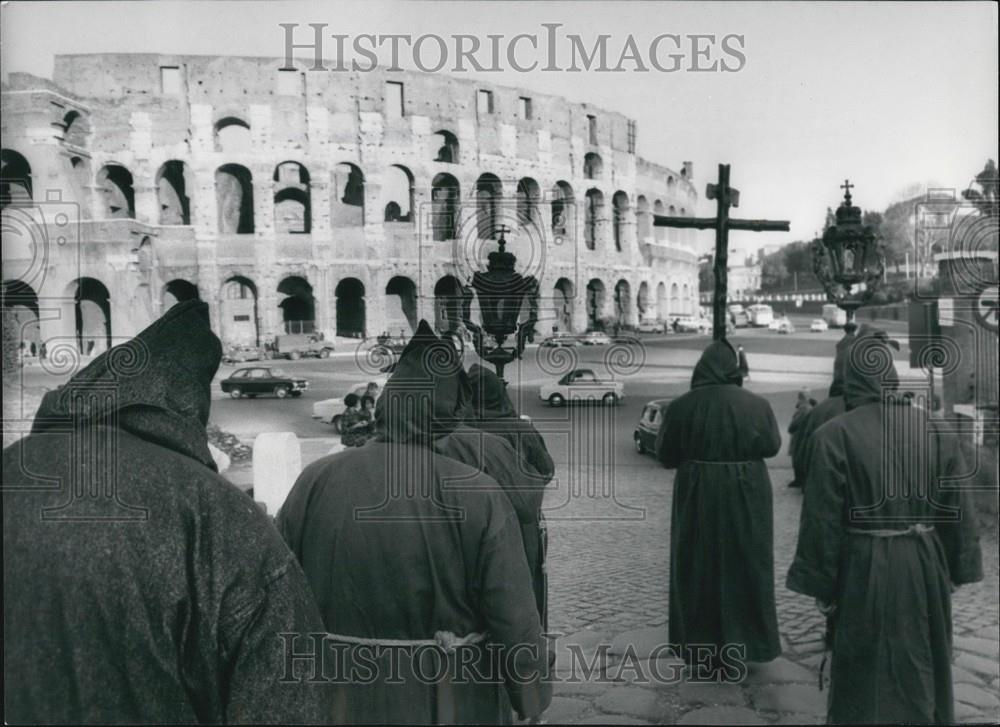 1970 Press Photo Lenton Stations-Way Of The Cross At The Colosseum - Historic Images