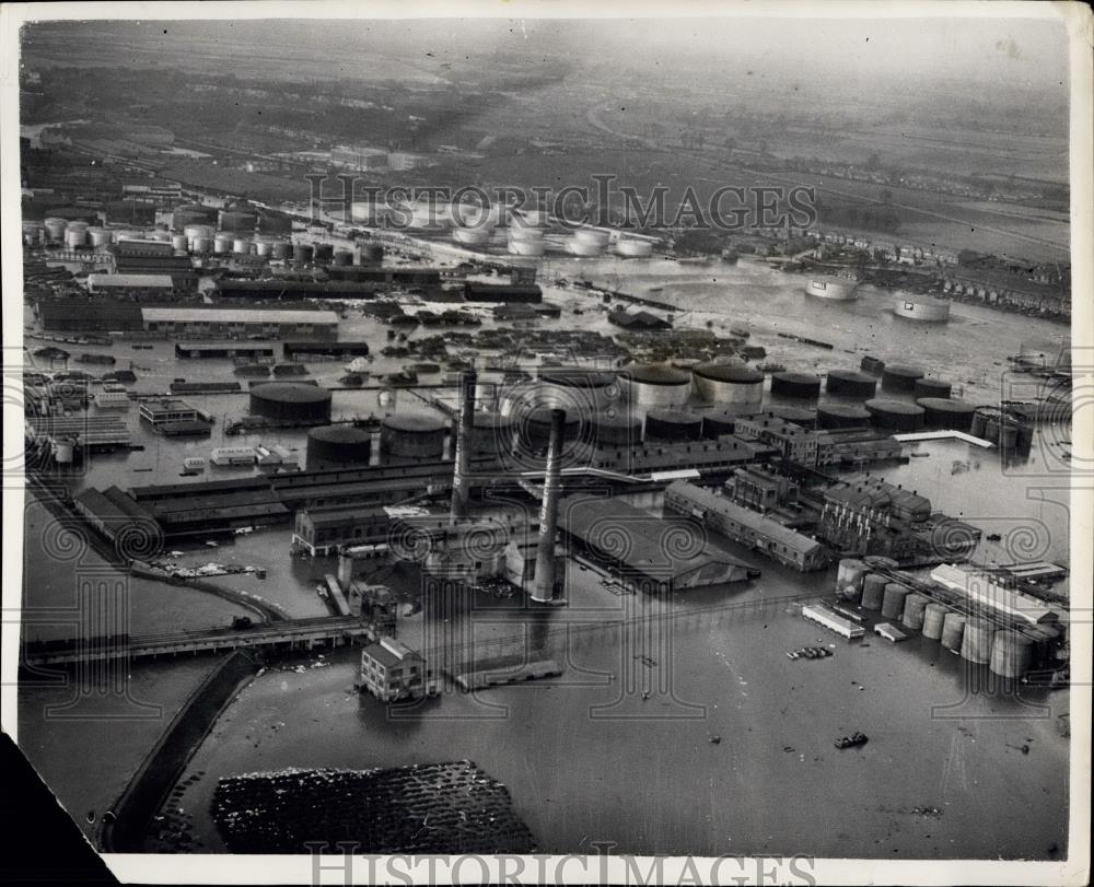 1953 Press Photo Floods At Greenhithe.. Oil Wells Surrounded By Water - Historic Images