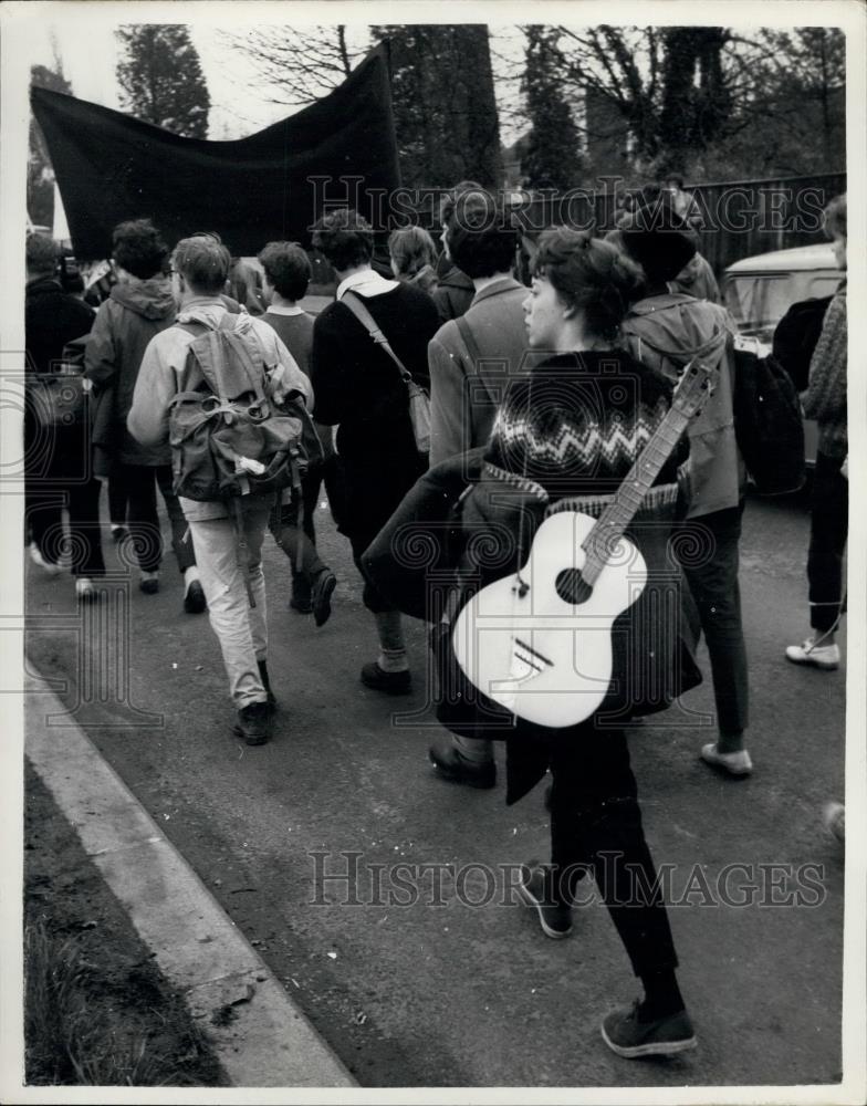 1962 Press Photo Second Day of The Aldermaston March - Historic Images