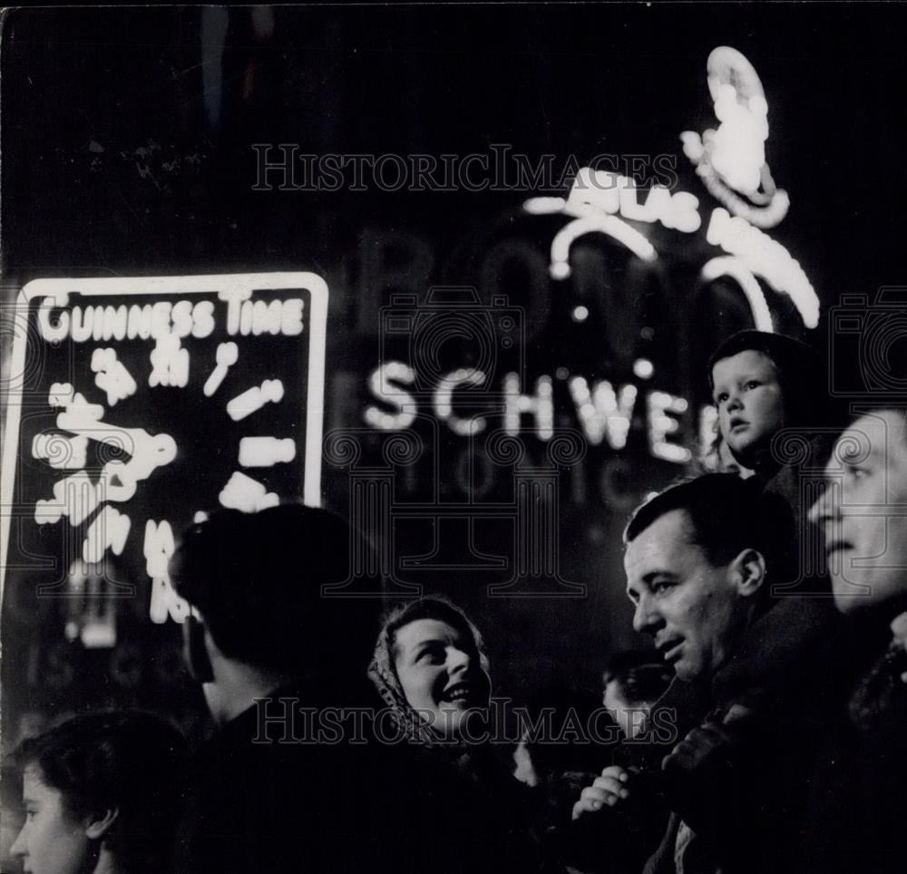 Press Photo Piccadilly 1949 Lights On Again Family Visiting - Historic Images
