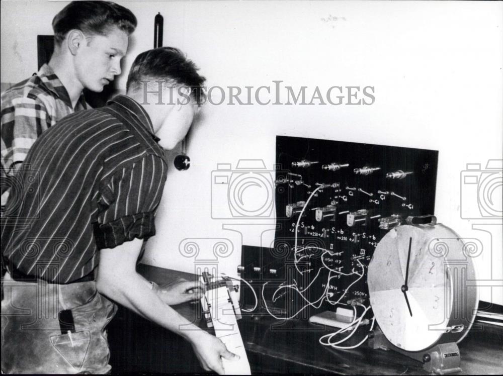 1959 Press Photo Two pupils looking at the electronic note making machine - Historic Images