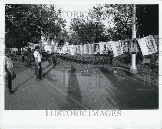 Press Photo Public park in Santo Domingo, where newspapers are sold - Historic Images