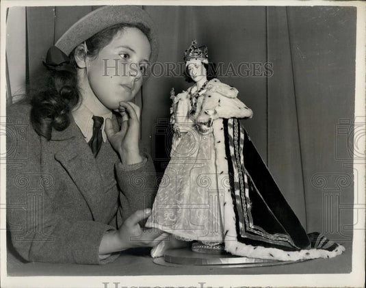1953 Press Photo Barbara Pinkerton doll replica of H.M. The Queen in Coronation - Historic Images