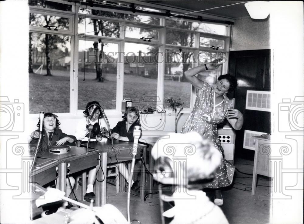 Press Photo Children Have Good Time In Music Class - Historic Images