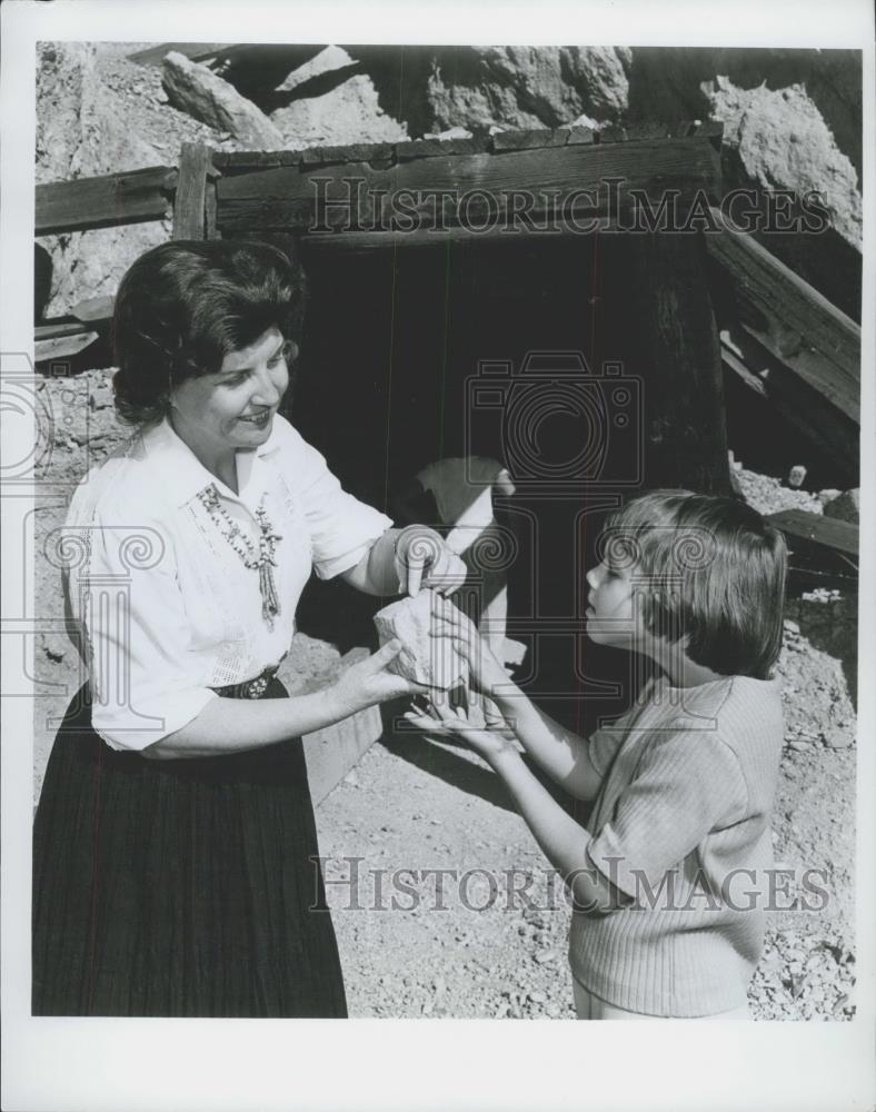 Press Photo Hard Rock Ore sample from Tropico Gold Mine&#39;s Glory Hole - Historic Images