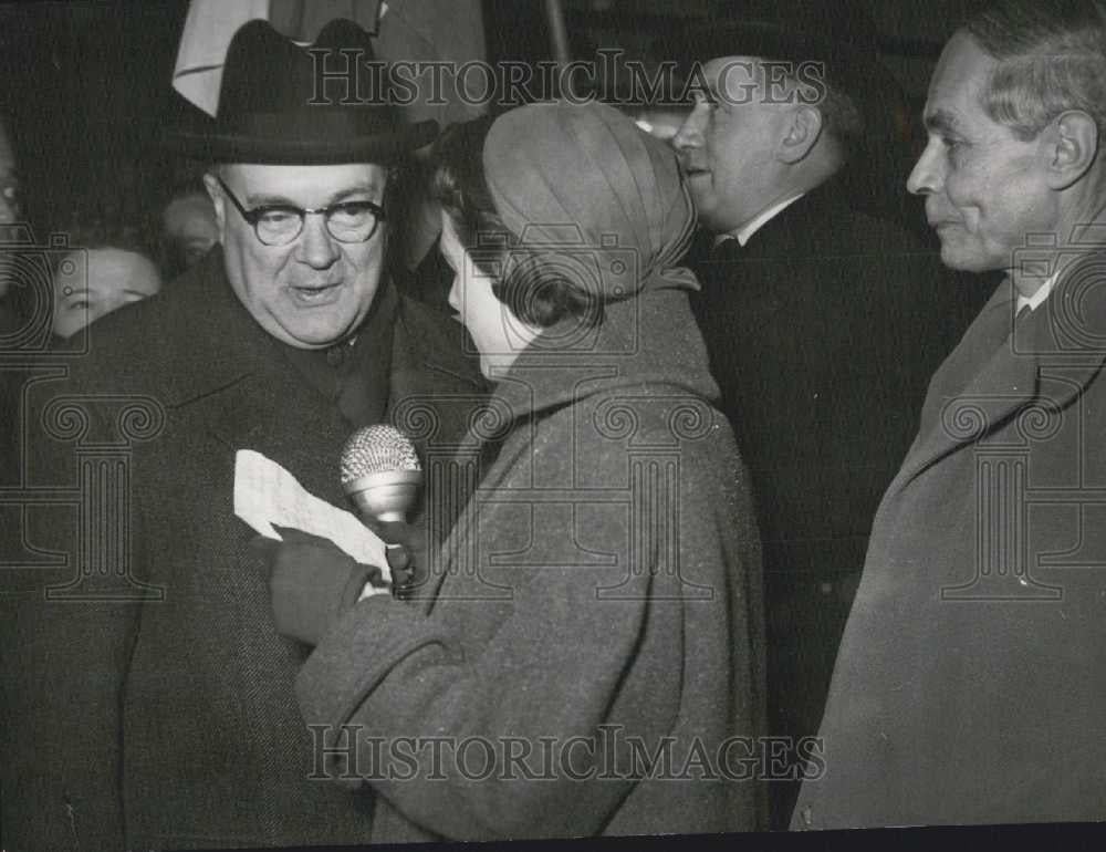 1955 Press Photo Henry Spaak Belgian Foreign Minister Gives Interview - Historic Images