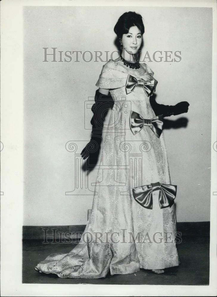 Press Photo Model in beautiful gown - Historic Images