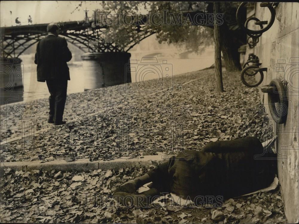 Press Photo Homeless Man sleeping by the Water - Historic Images