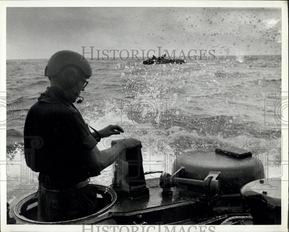 Press Photo Amphibious Assault Vehicle In The Water - Historic Images