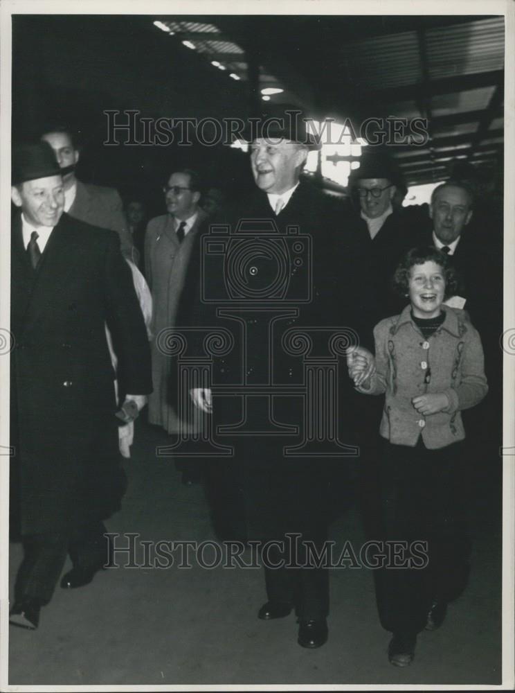 1953 Press Photo Chancellor Adenauer at the train station in Bonn. - Historic Images