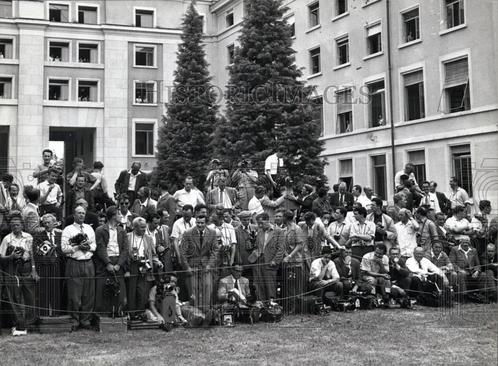 1985 Press Photo photographers in the garden of the UN-Building in Geneva. - Historic Images