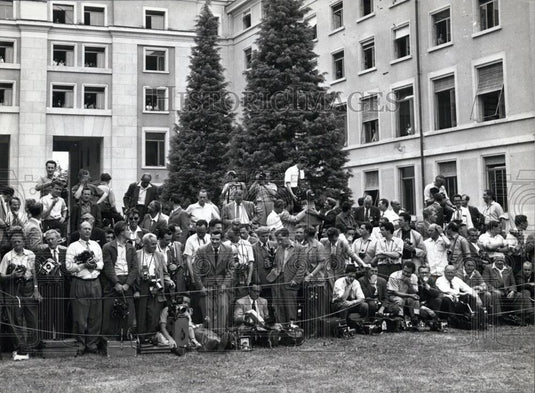 1985 Press Photo photographers in the garden of the UN-Building in Geneva. - Historic Images