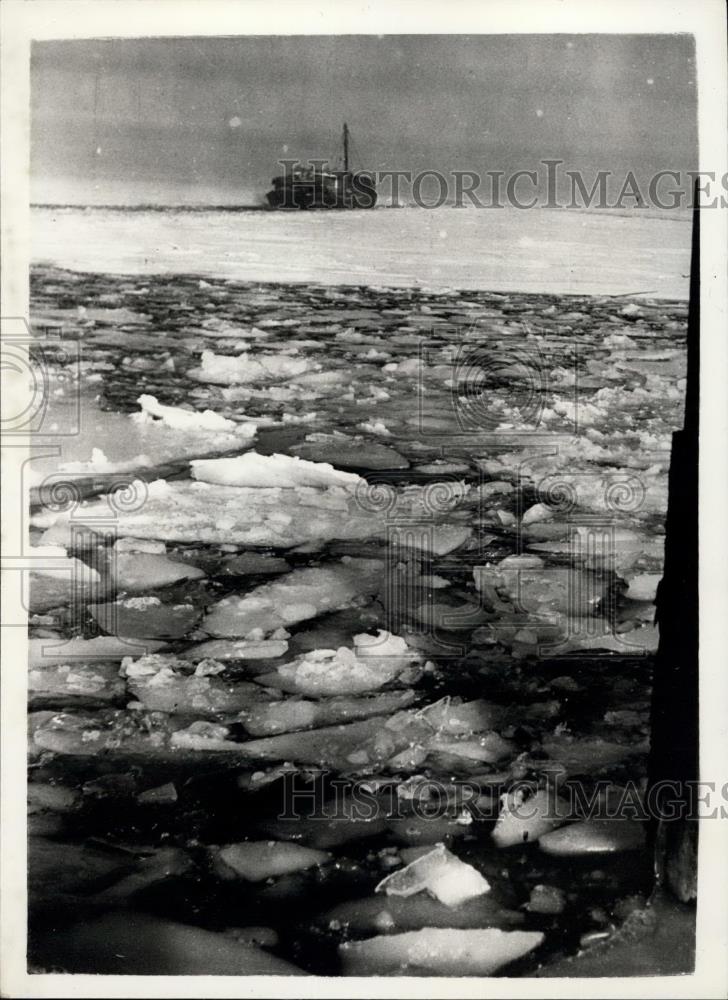 1956 Press Photo the Wannsee Lake Berlin Germany Frozen - Historic Images