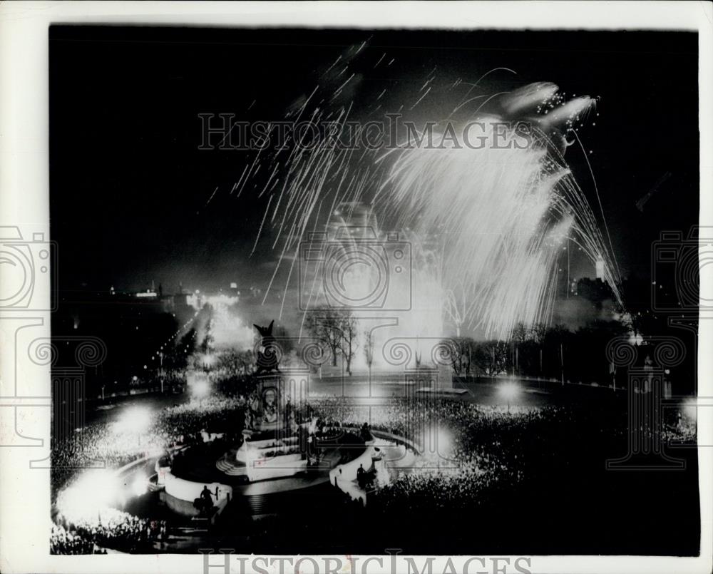 1960 Press Photo Firework display in honour of the President of France - Historic Images