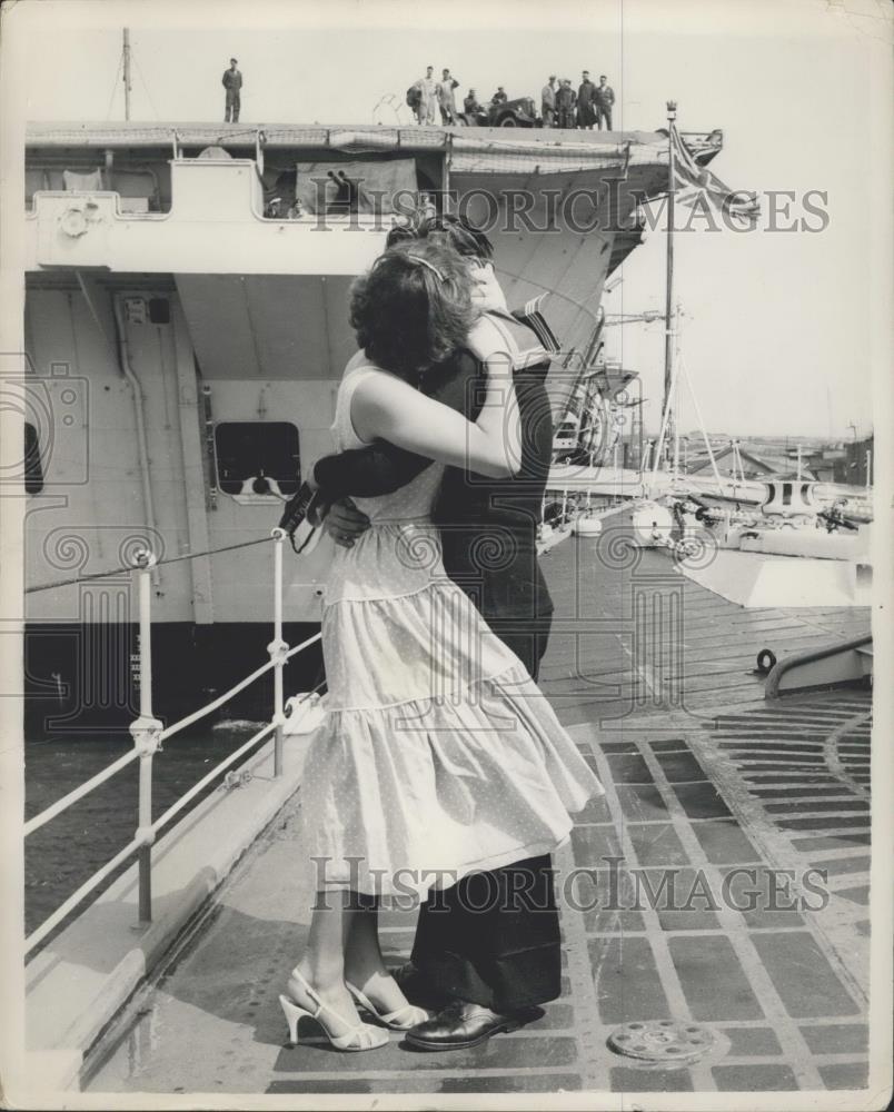 1956 Press Photo Signalman Ken Herd and his wife at arrival of H.M.S Daring. - Historic Images